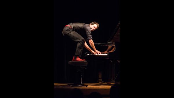 pierre-yves-plat-piano-debout